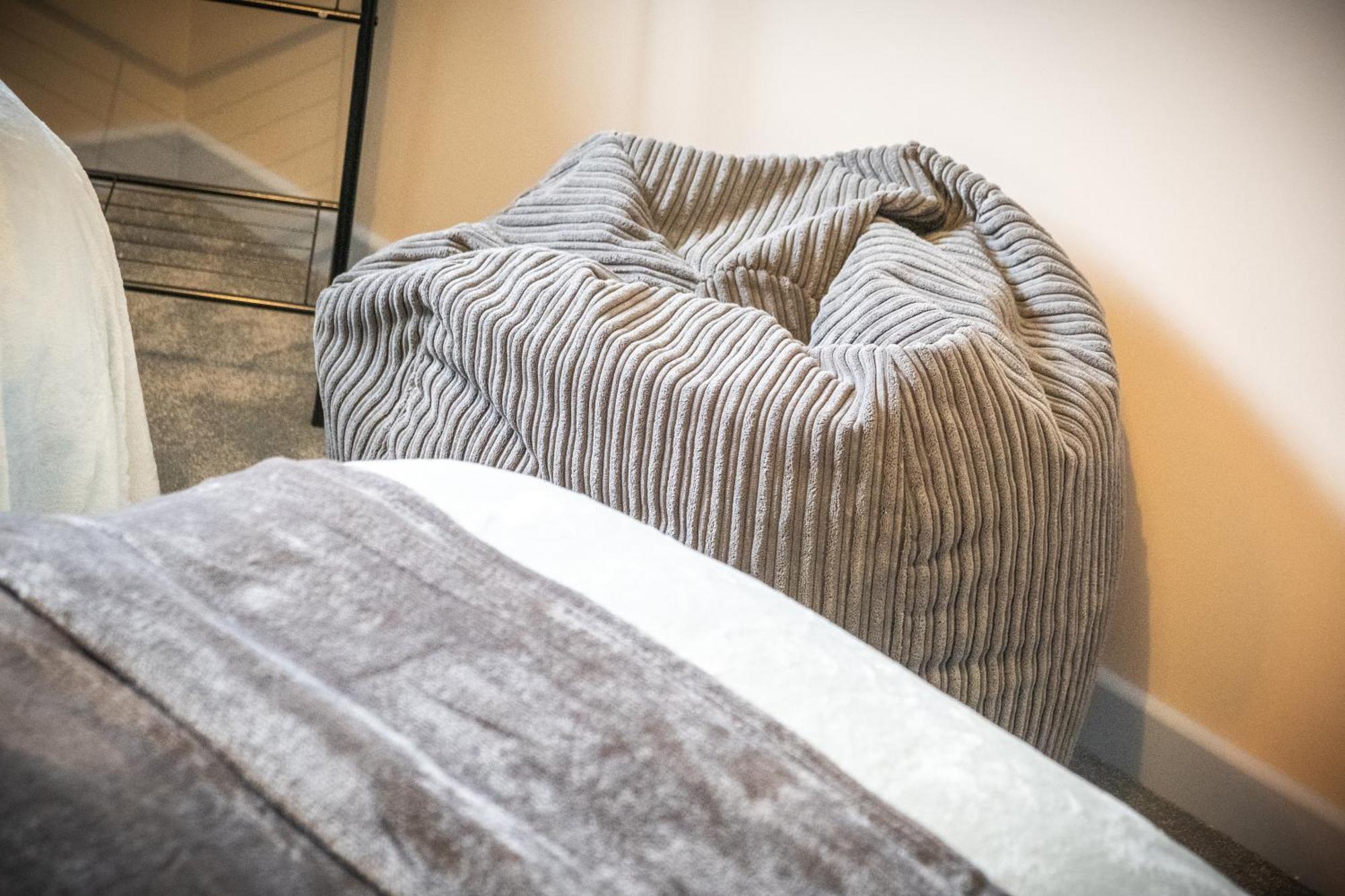Mk 2-Bedroom Contractor'S Gem, 5 Beds, Sleeps 6, Free Parking Мілтон-Кінз Екстер'єр фото